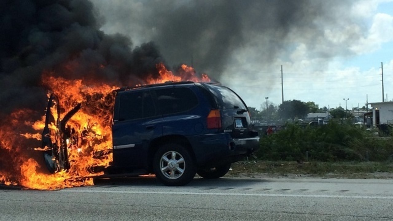 SUV catches fire on I-95 at Sunrise Boulevard SUV catches fire on I-95 at Sunrise Boulevard