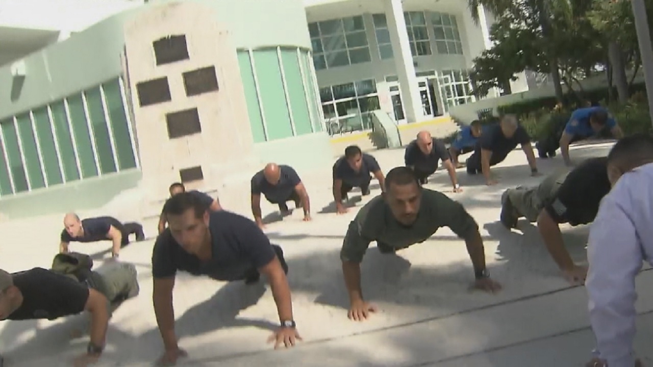 Land Rover Palm Beach >> Miami Beach police officers do pushups to bring awareness to... Land Rover Palm Beach >> Miami Beach police officers do pushups to bring awareness to...