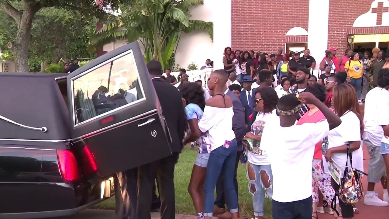Miami Gardens Family Mourns 17 Year Old Football Star